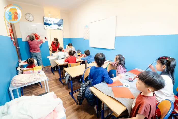 Dzieci podczas zajęć językowych w sali Da Meng Xiang