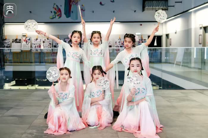 Uczennice w strojach hanfu z wachlarzami — Zespół Artystyczny Da Meng Xiang